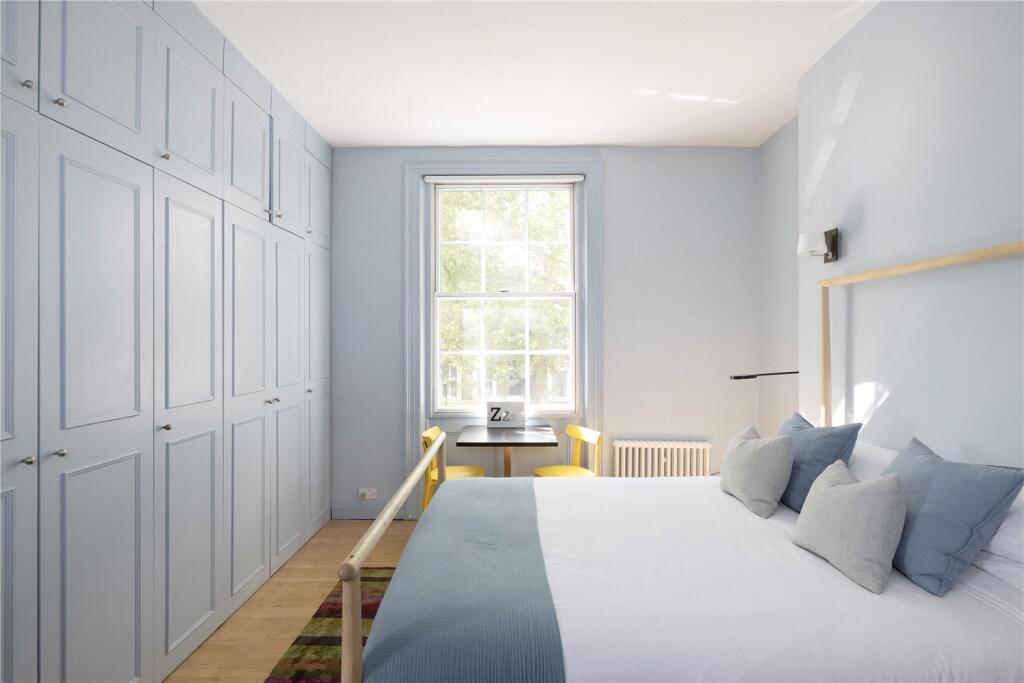 Flat Holland Park Avenue in Greater London