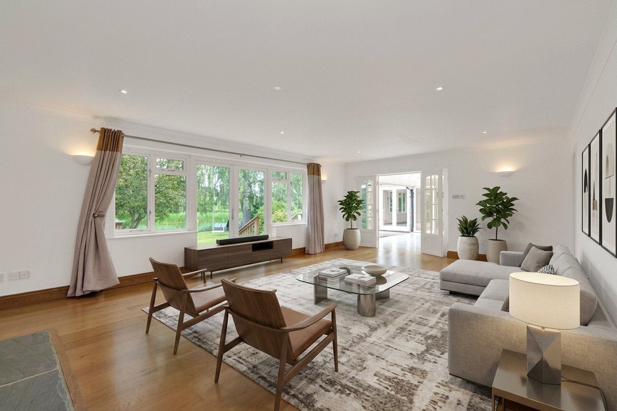 House Riverside Drive in Elmbridge