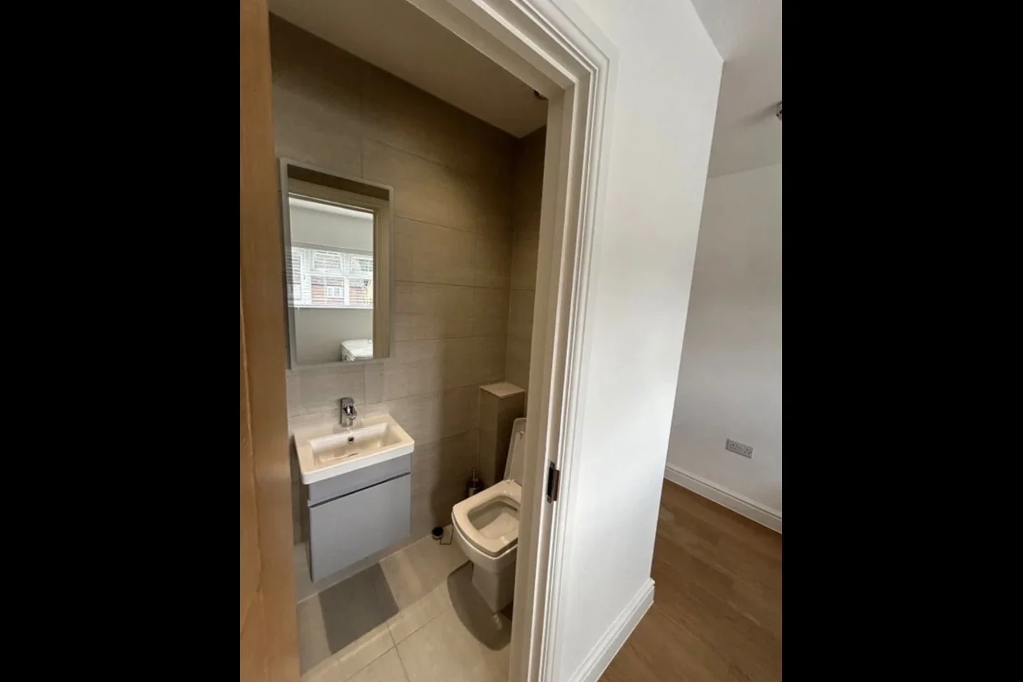 Room Dunnock Drive in Greater London