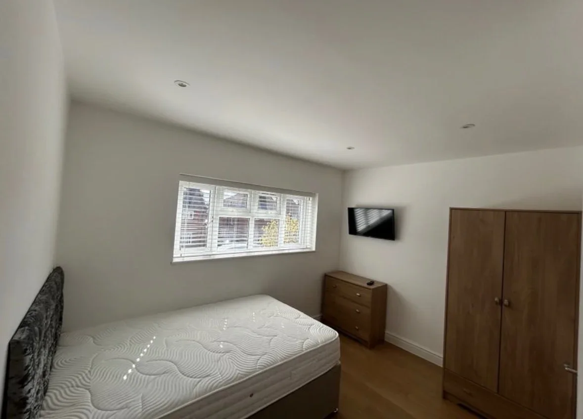 Room Dunnock Drive in Greater London