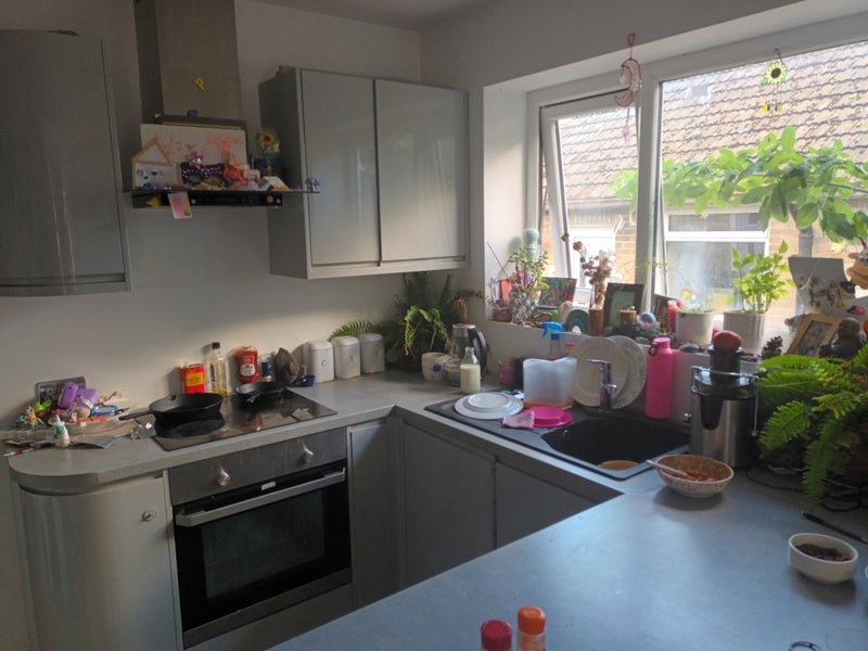 Room Carr Manor Crescent in Leeds