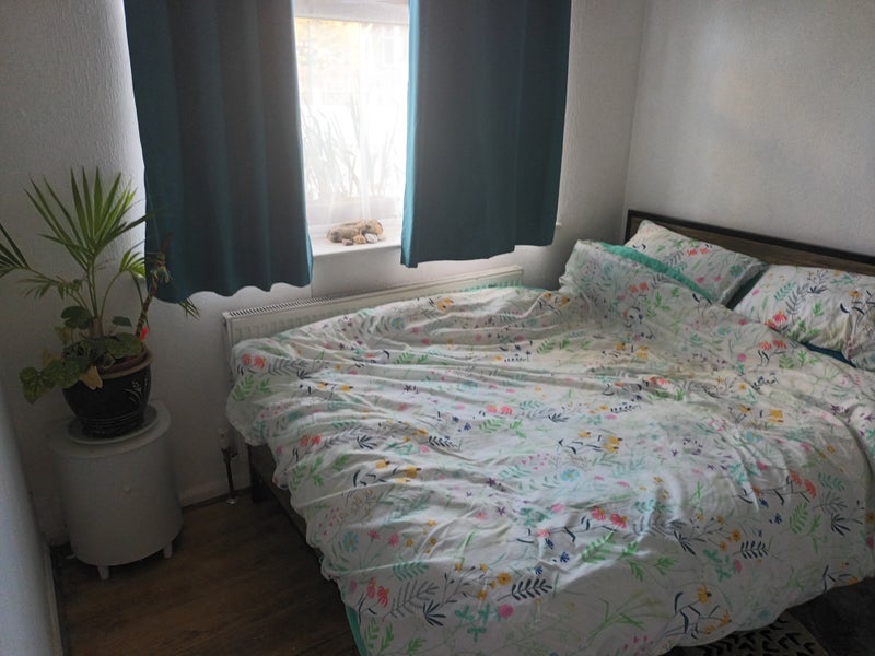 Room Carr Manor Crescent in Leeds