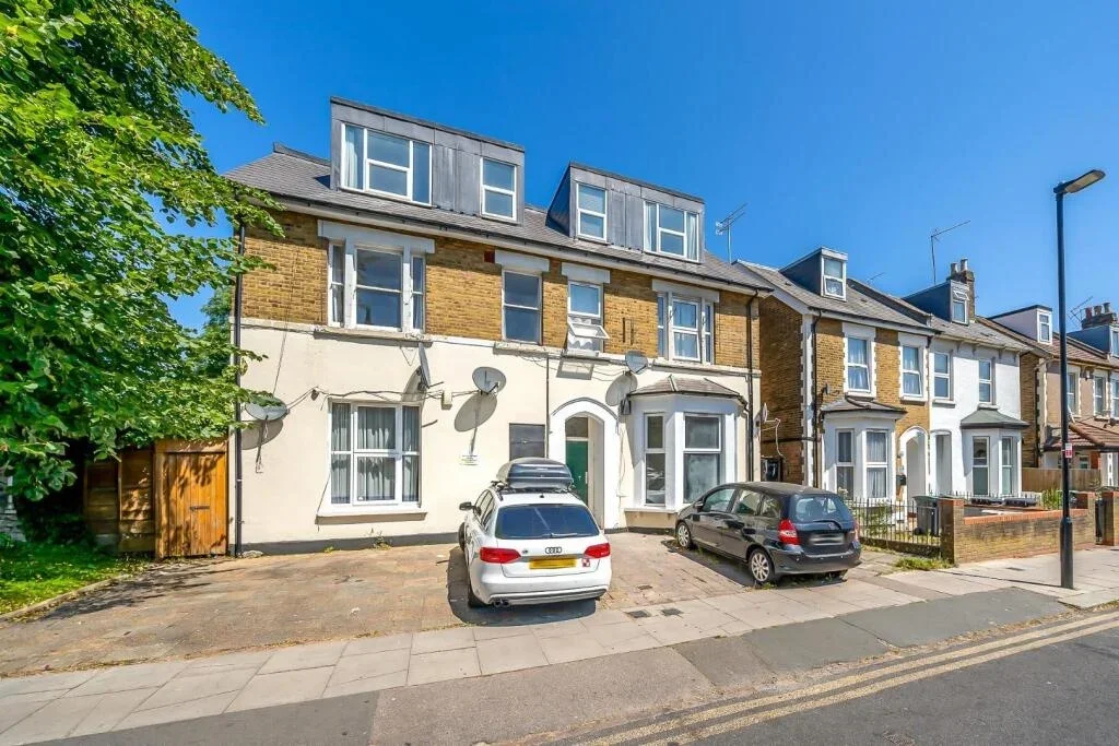Flat Myddleton Road in Greater London