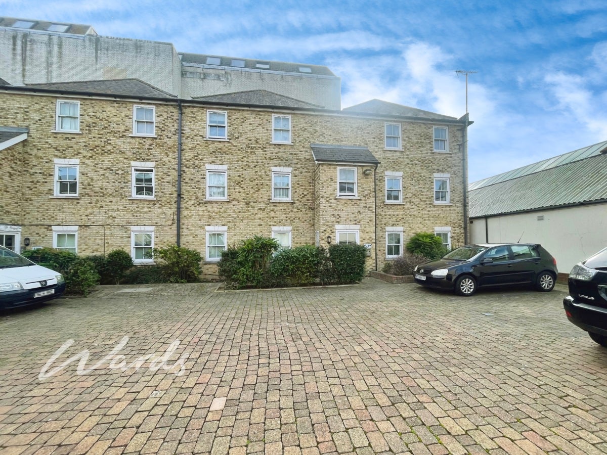 Flat Wacher Court in Canterbury