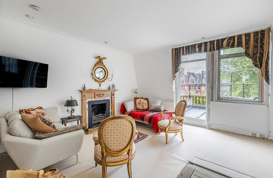Flat Gloucester Walk in Greater London