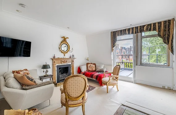 Flat Gloucester Walk in Greater London