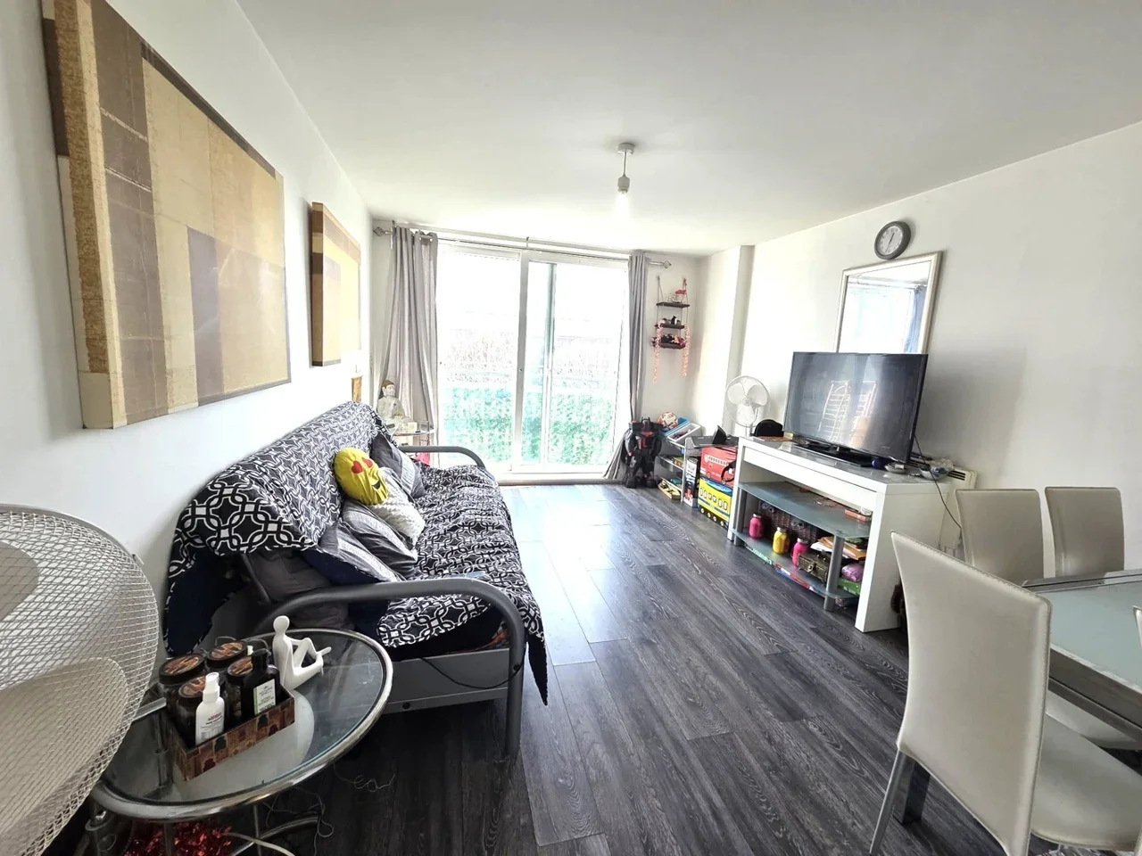 Flat Bedfont Lane in Greater London