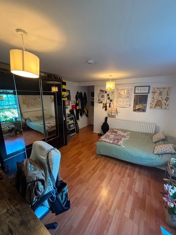 Room Hollybush Gardens in Greater London