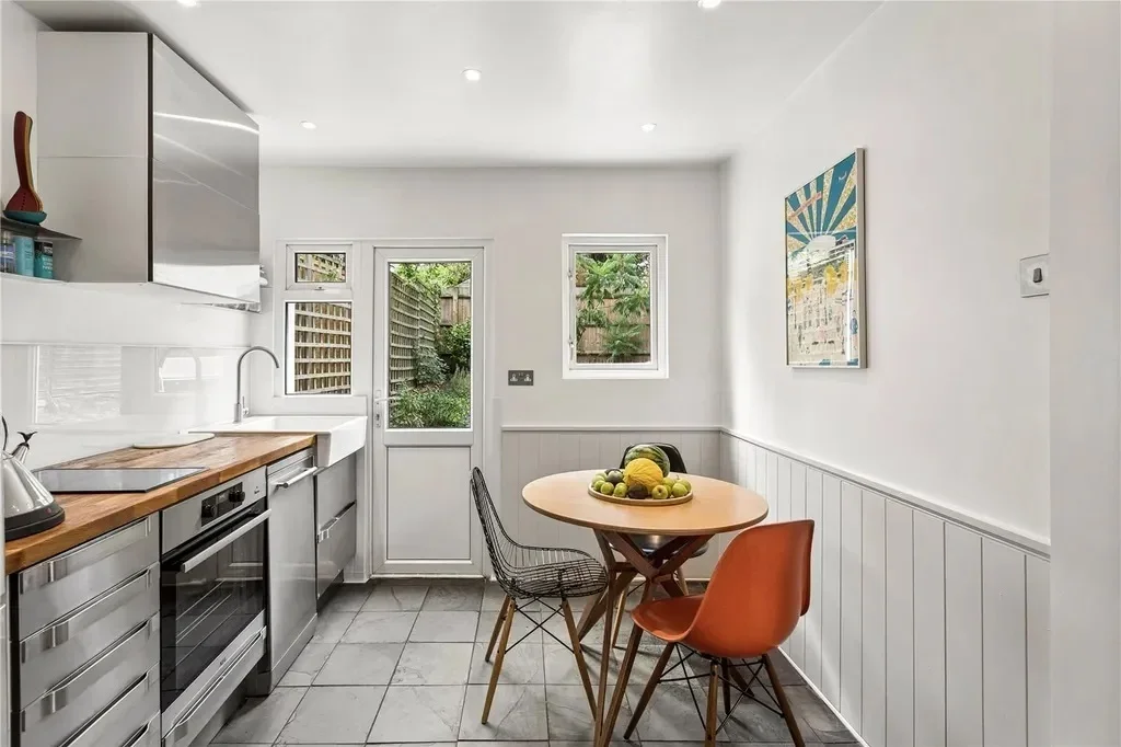 Room Fallsbrook Road in Greater London