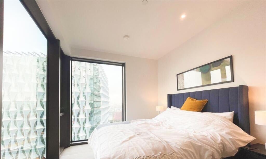 Flat Howie Street in Greater London