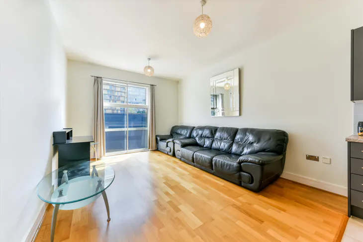 Flat Queenstown Road in Greater London