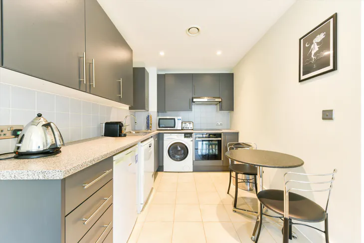 Flat Queenstown Road in Greater London
