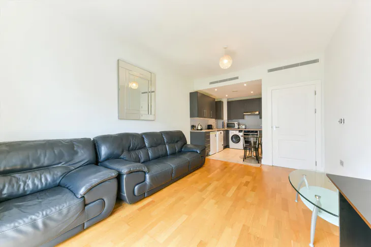 Flat Queenstown Road in Greater London