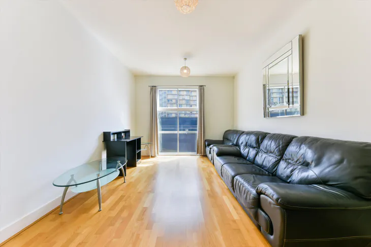 Flat Queenstown Road in Greater London