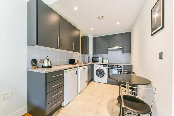Flat Queenstown Road in Greater London