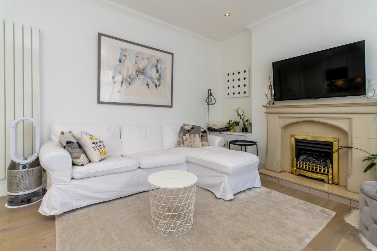 Flat Savernake Road in Greater London