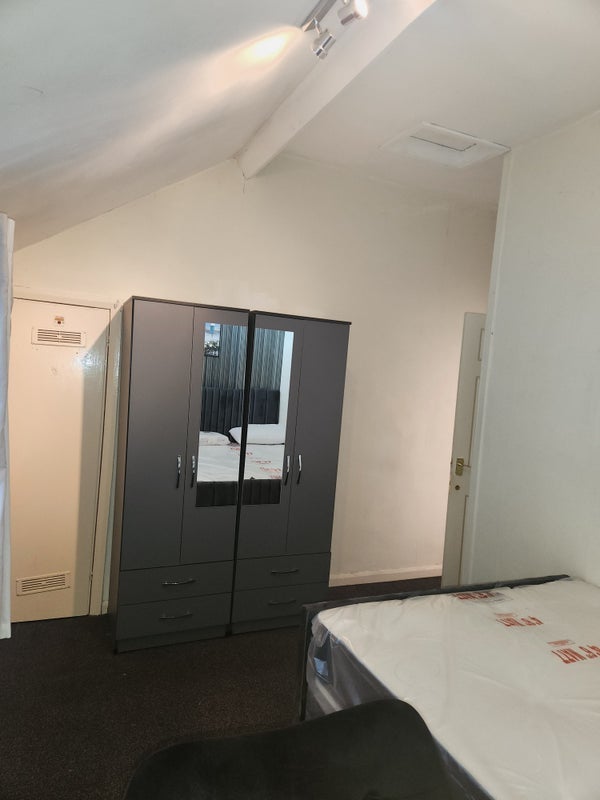 Room Ingle Avenue in Leeds