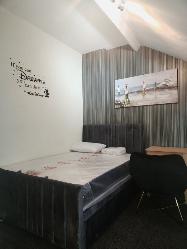 Room Ingle Avenue in Leeds