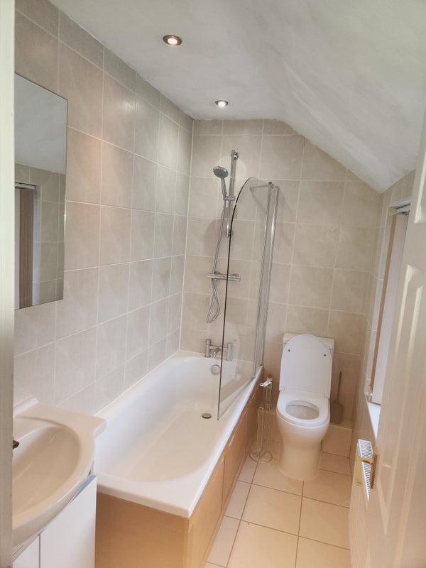 Room Ingle Avenue in Leeds
