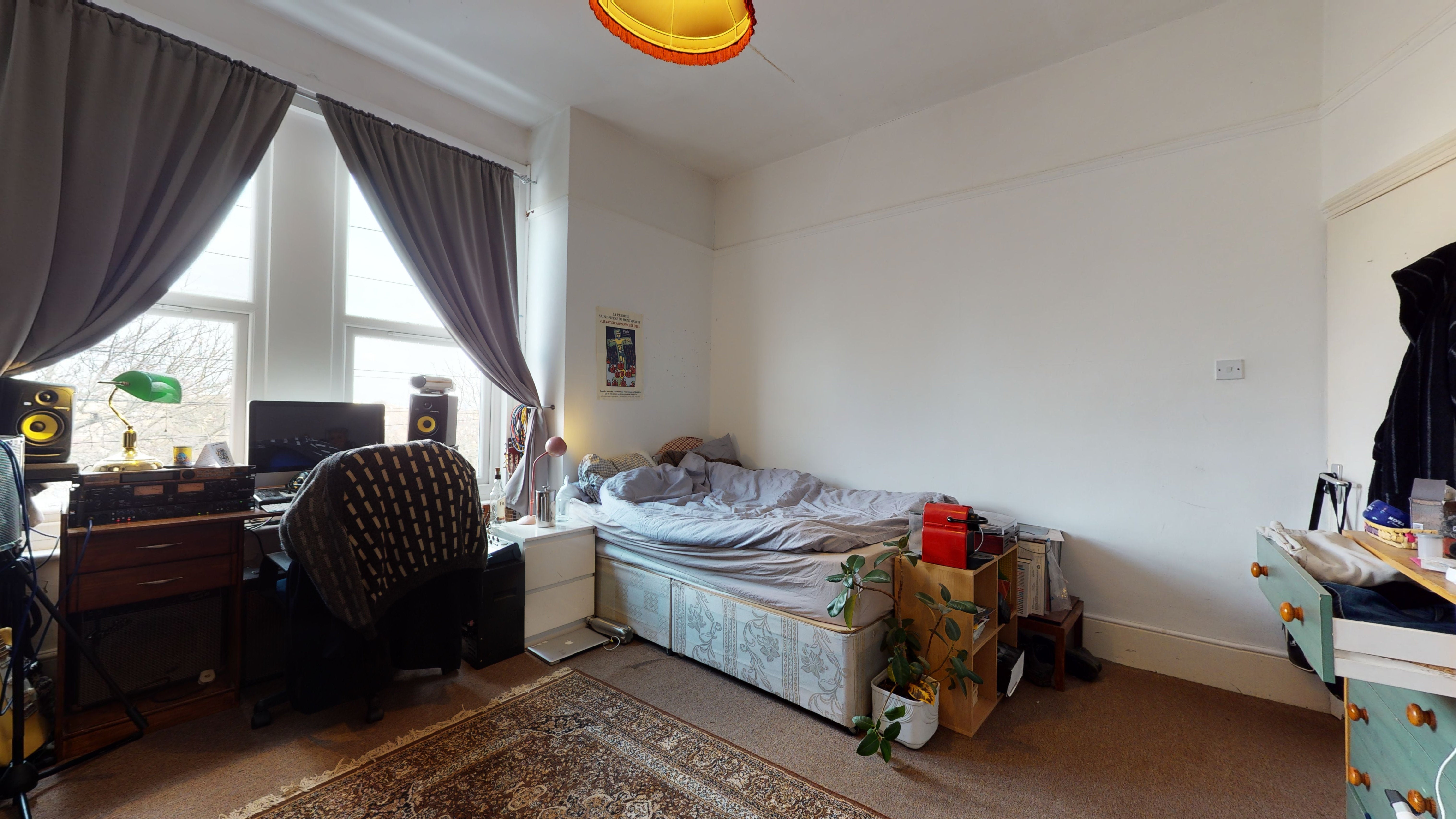 Flat Sandrock Road in Greater London