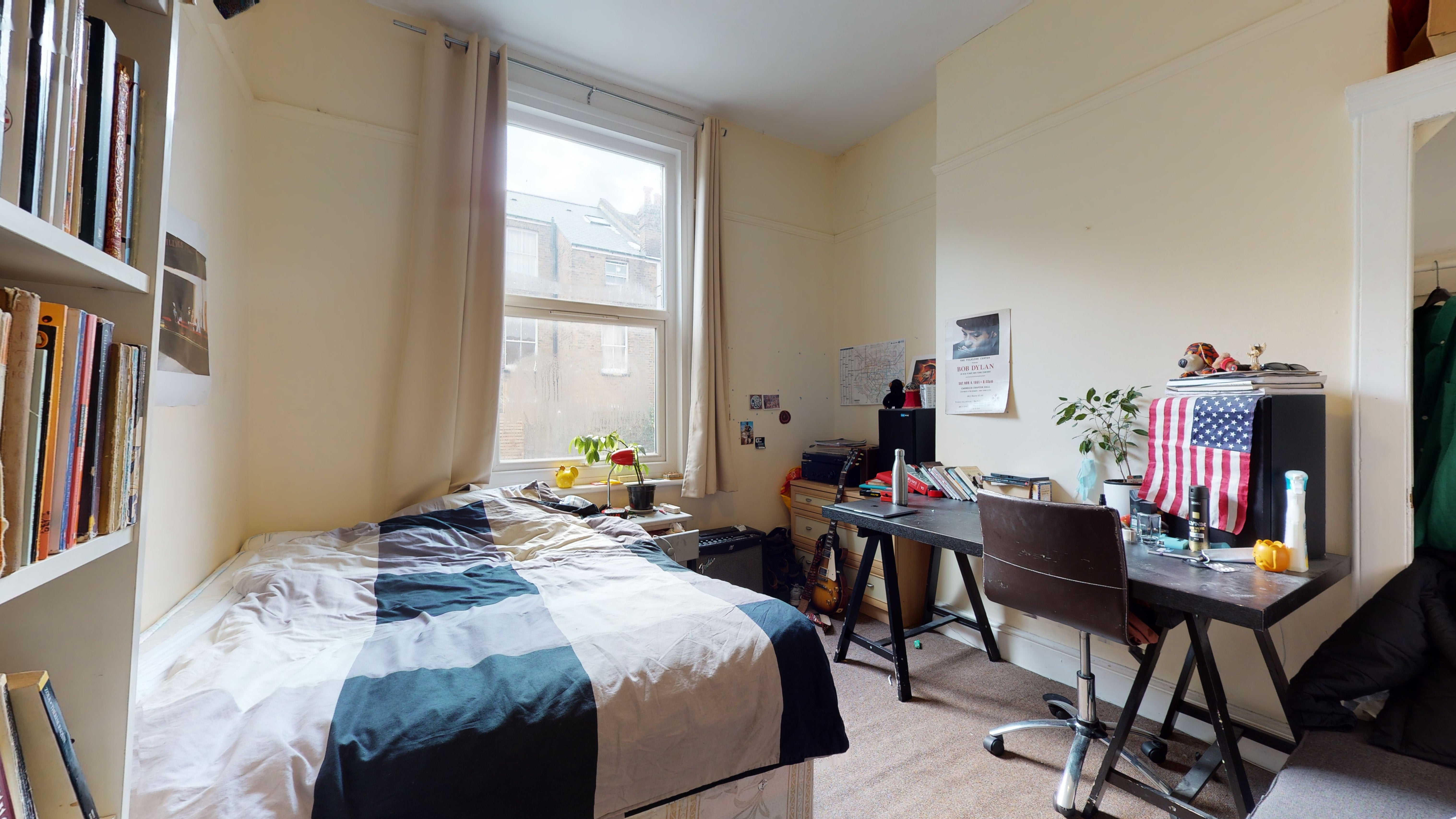 Flat Sandrock Road in Greater London