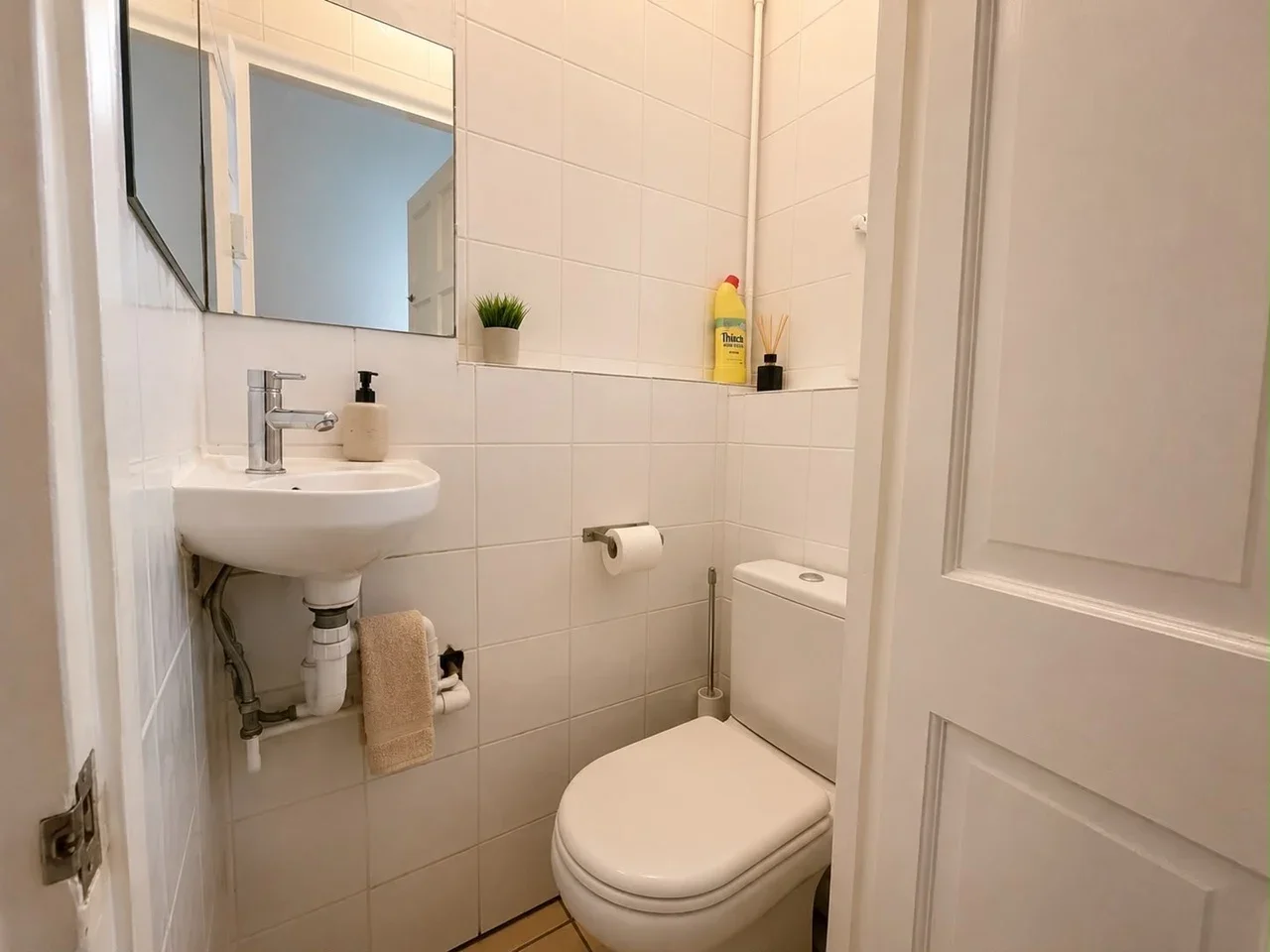 Room Greenham Close in Greater London