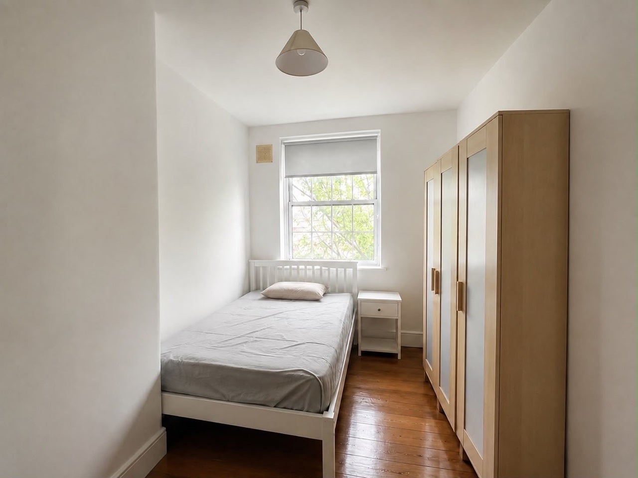 Room Greenham Close in Greater London
