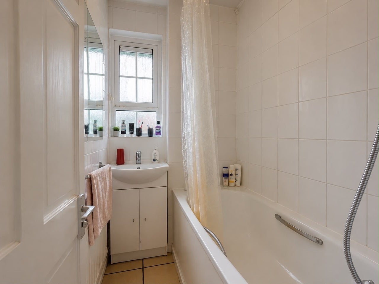 Room Greenham Close in Greater London