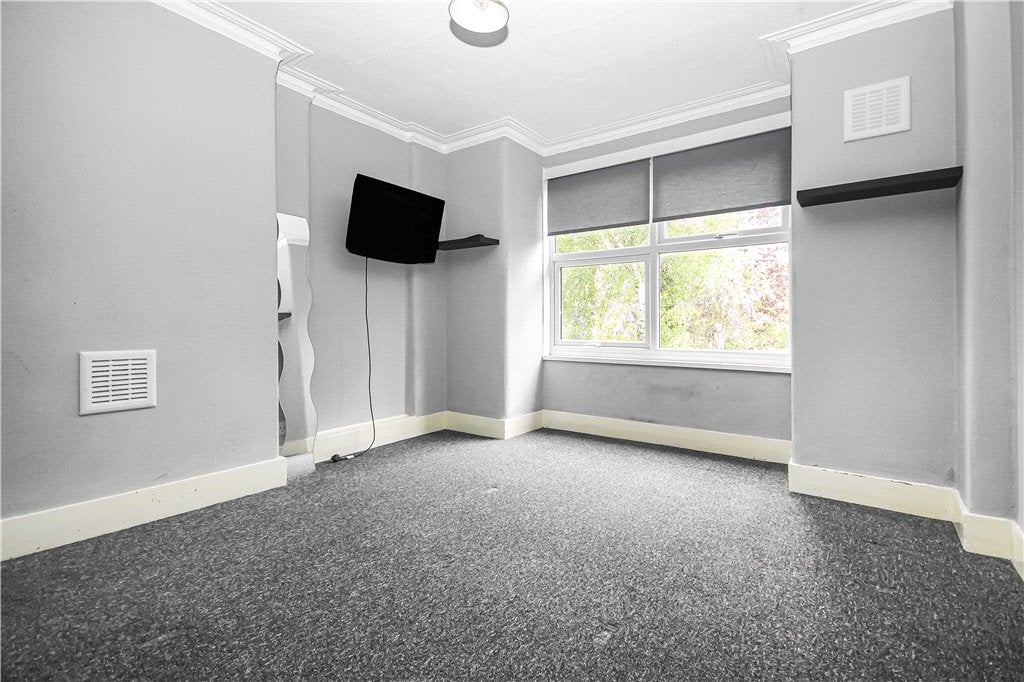 Flat Gleneagle Road in Greater London