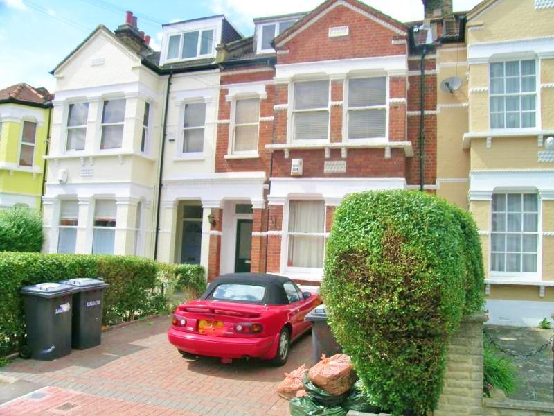 Flat Gleneagle Road in Greater London