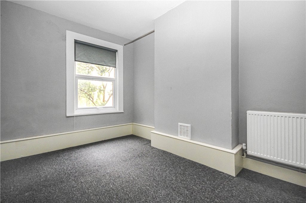 Flat Gleneagle Road in Greater London