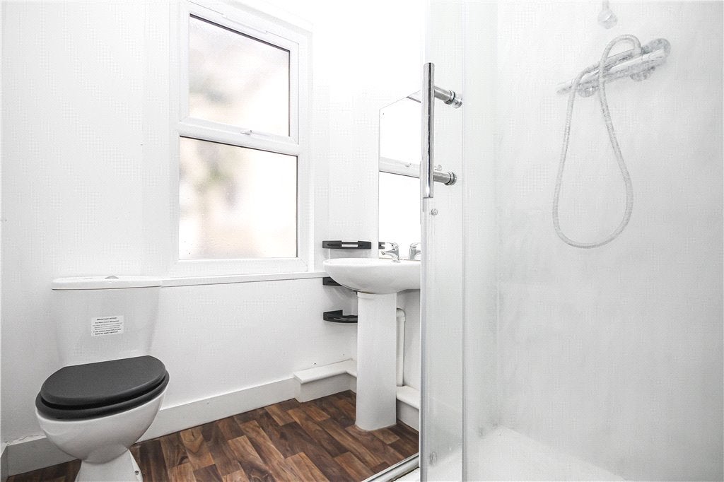Flat Gleneagle Road in Greater London