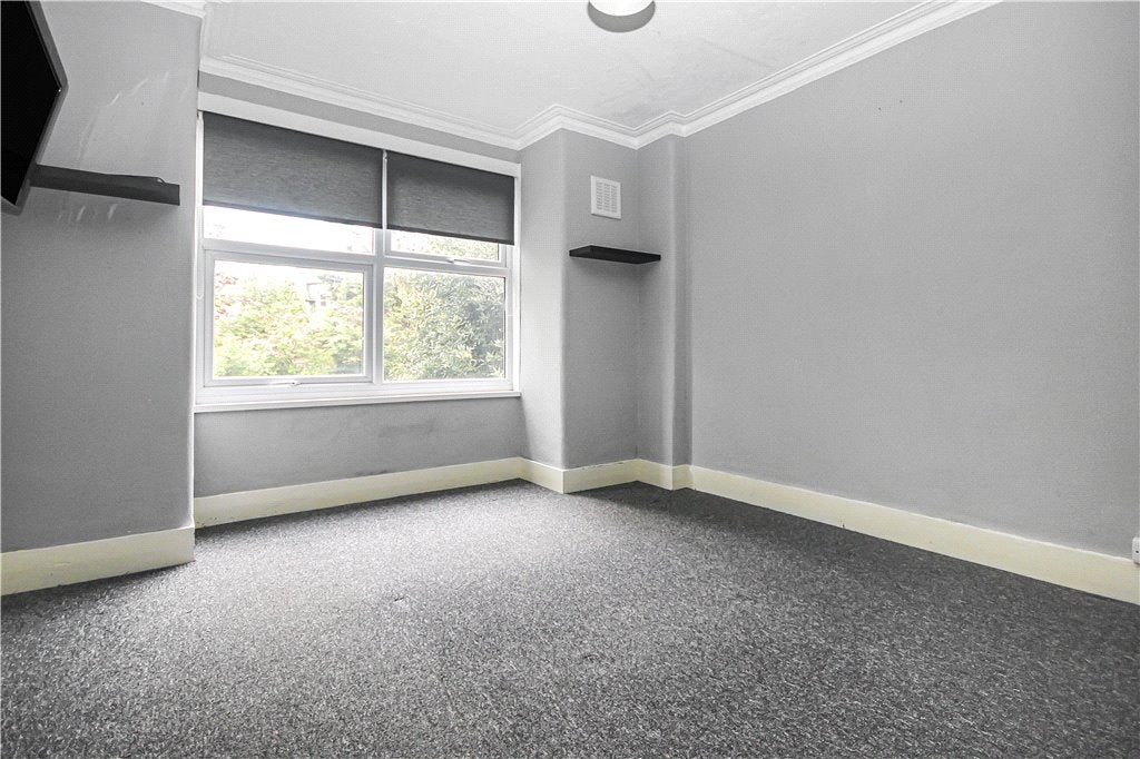Flat Gleneagle Road in Greater London