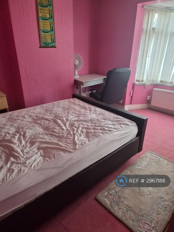 Room Thornton Road in Birmingham