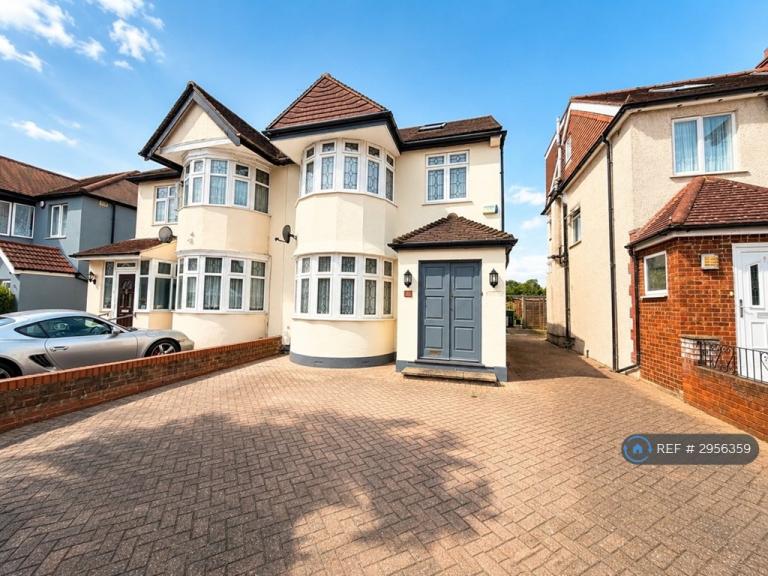 House Kingshill Drive in Greater London