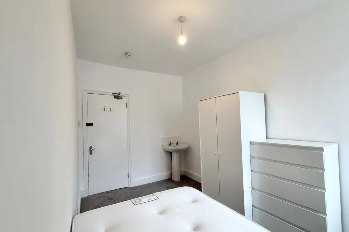 Room Poole Road in Poole