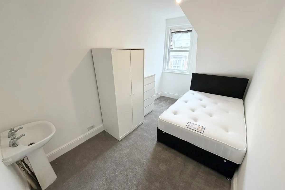 Room Poole Road in Poole