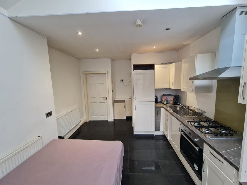 Flat Pinewood Road in Manchester