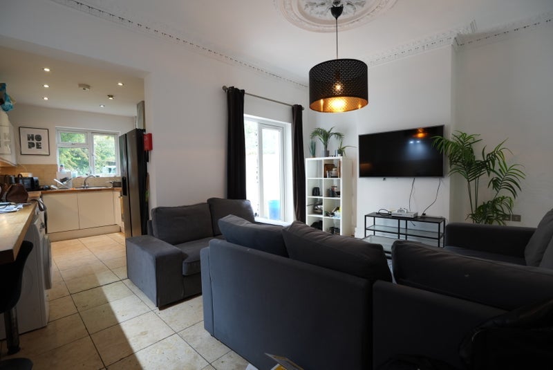 Room Fishponds Road in Bristol