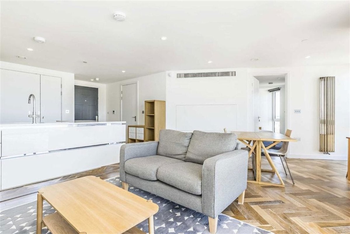 Flat Thoresby Street in Greater London
