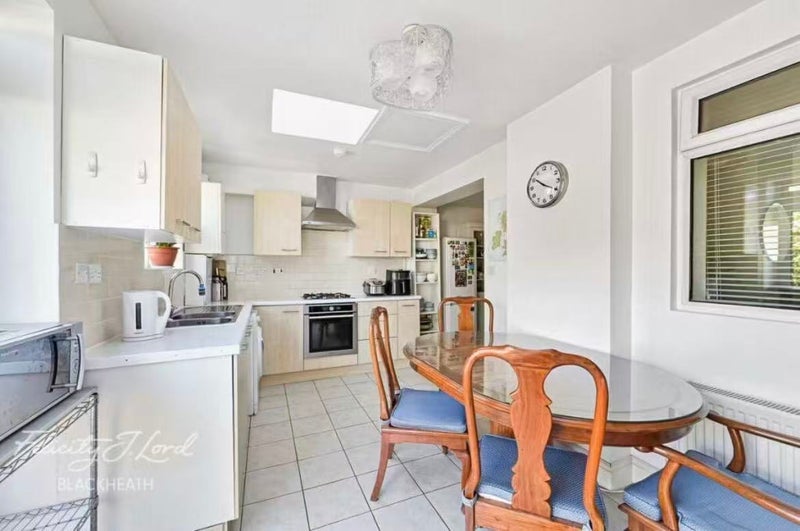Room Cleanthus Road in Greater London