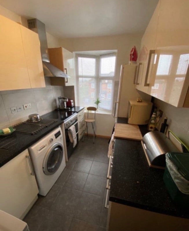 Room Greenford Avenue in Greater London