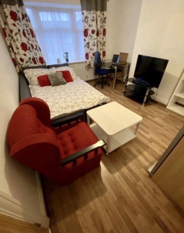 Room Greenford Avenue in Greater London