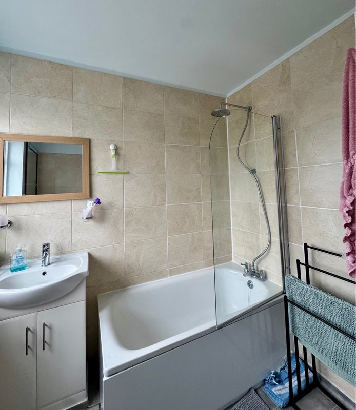 Room Greenford Avenue in Greater London
