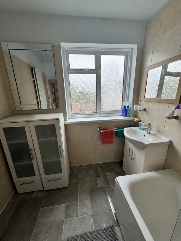 Room Greenford Avenue in Greater London
