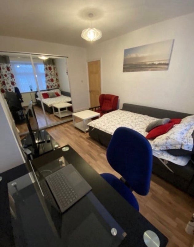 Room Greenford Avenue in Greater London