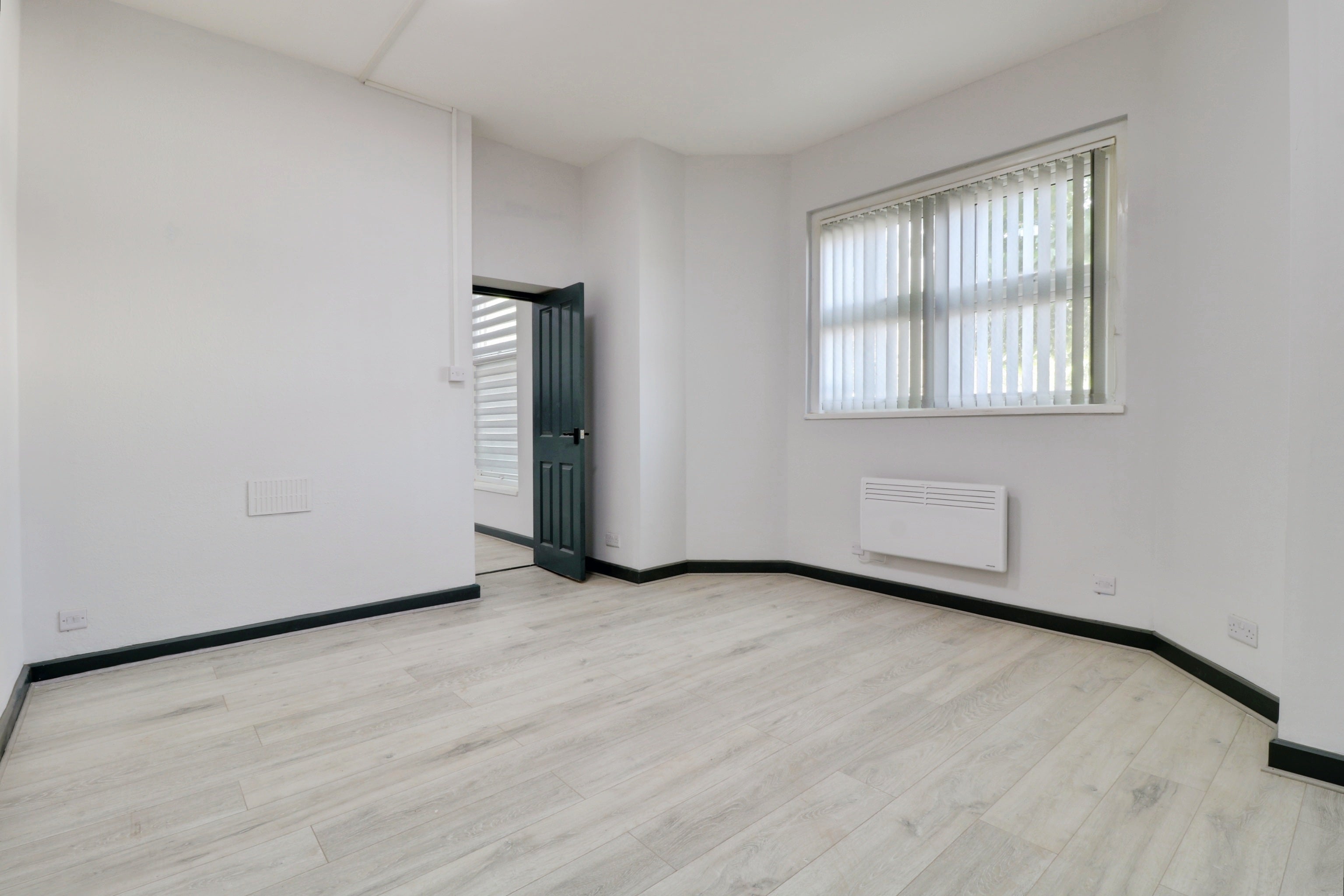 Flat Fowler Close in Southend-on-Sea