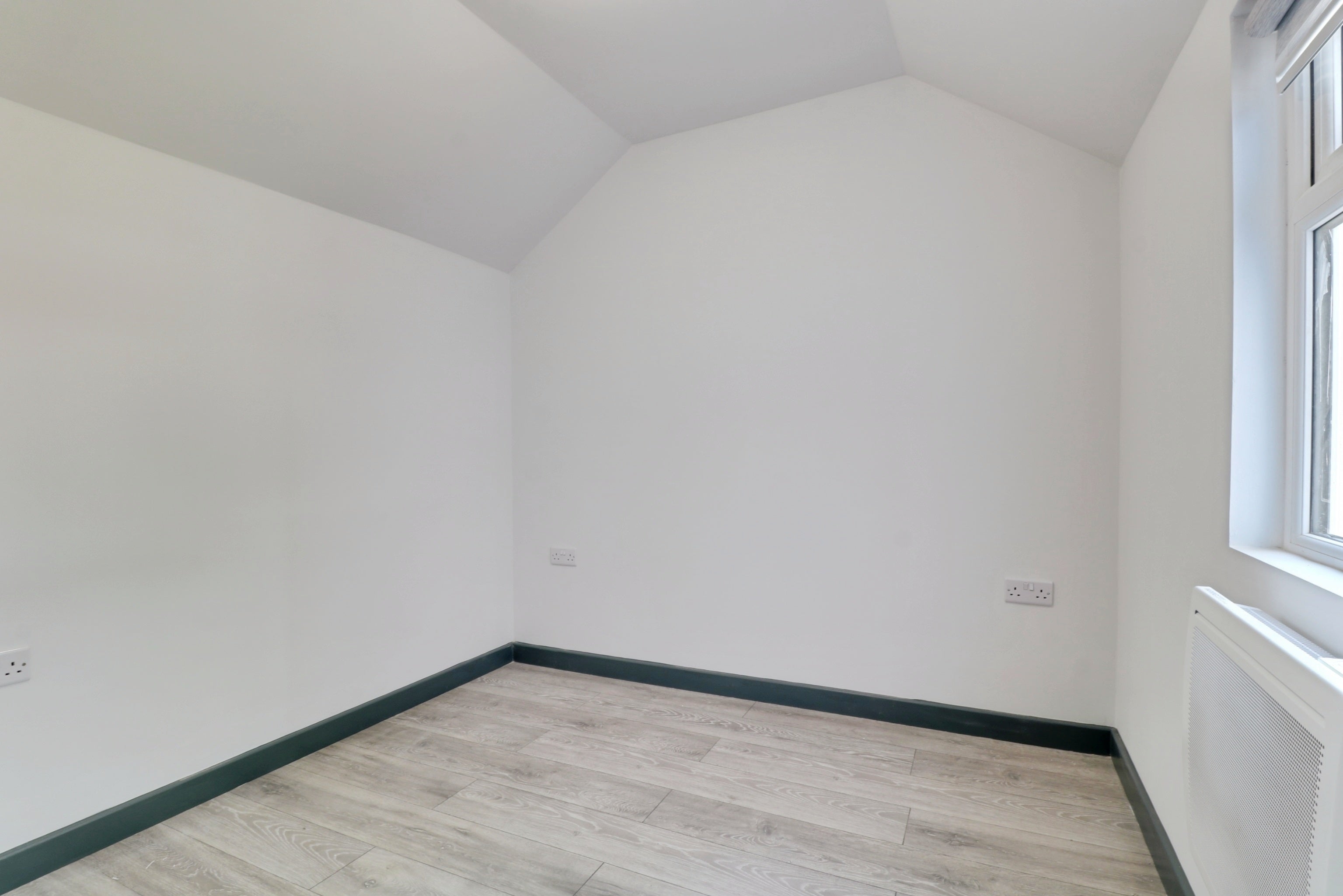 Flat Fowler Close in Southend-on-Sea
