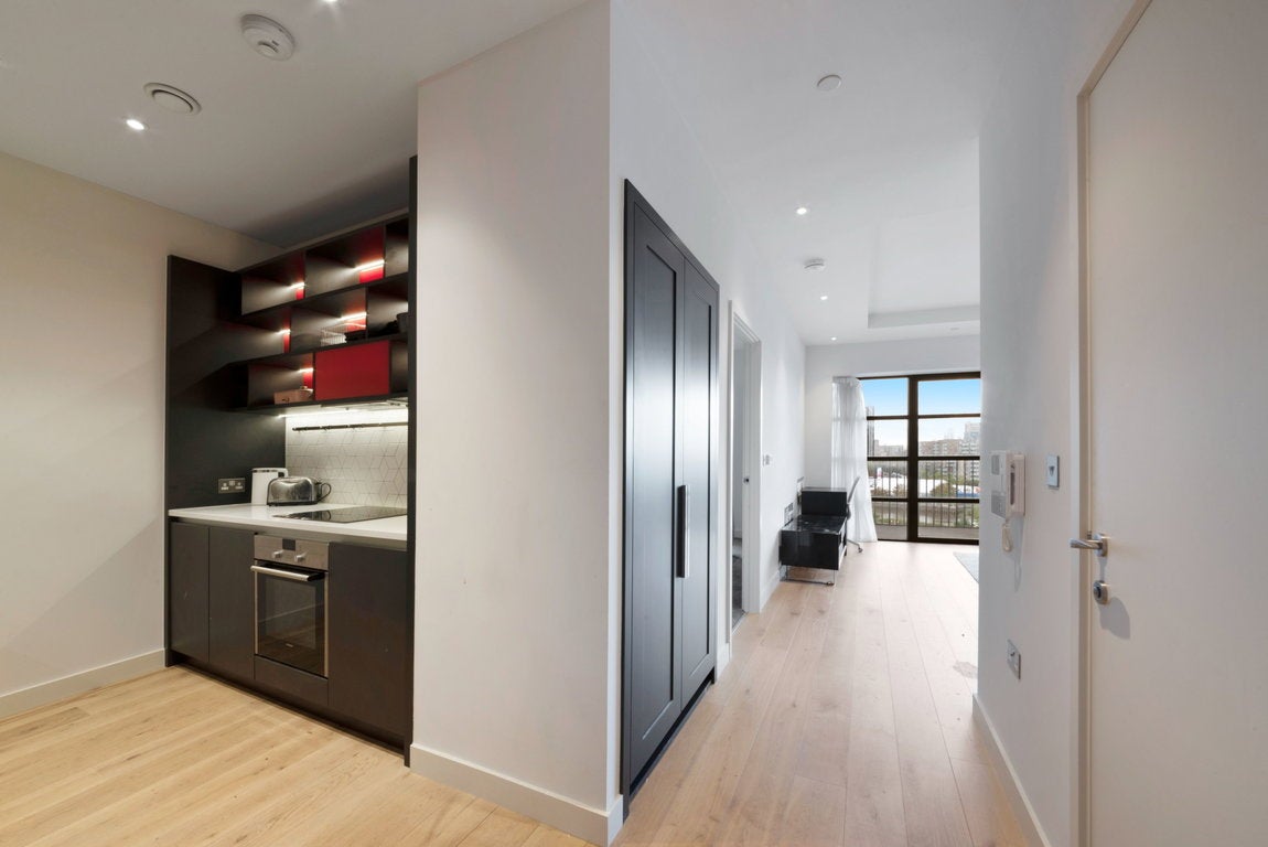 Flat Botanic Square in Greater London