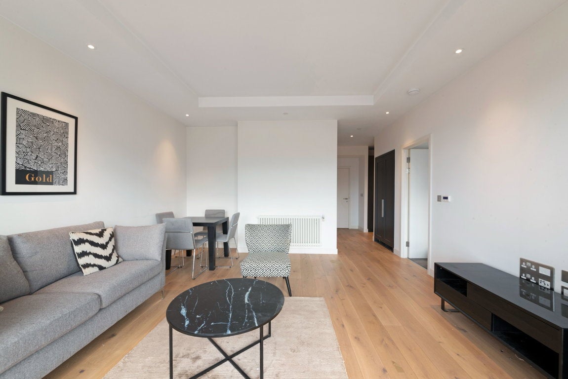 Flat Botanic Square in Greater London